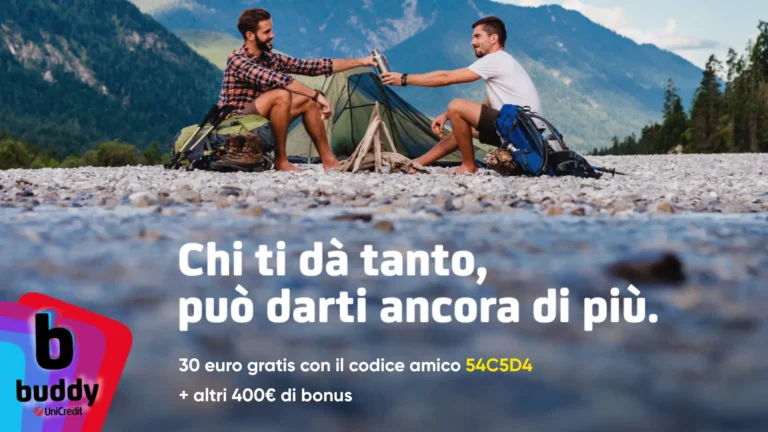 Due amici in campeggio si scambiano una borraccia, simbolo del passaparola per ottenere il bonus di 30 euro BuddyBank.