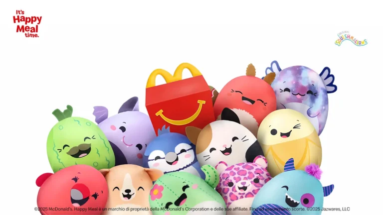 Peluche Squishmallows della promozione Happy Meal 2025 di McDonald’s, con confezione rossa al centro e personaggi colorati attorno